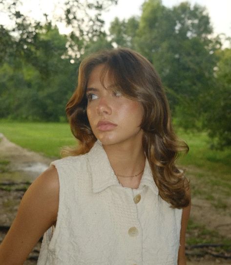 Kate Peytavin Hair, Mid Length Wavy Hair Curtain Bangs, Cowlick Curtain Bangs, 70s Curtain Bangs Short Hair, Short Wavy Hair Side Bangs, Subtle Layers Haircut, 70s Shoulder Length Hairstyles, Shaggy Curtain Bangs Medium Hair, Short Front Layers Long Hair