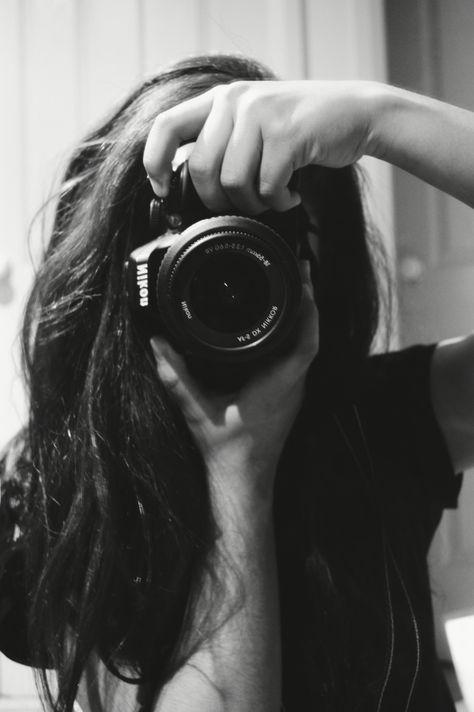 Woman Taking Photo With Camera, Photographer Poses With Camera, Photographer Photoshoot With Camera, Camera Quotes, Photography Ideas At Home, Girls With Cameras, Black And White Girl, Studio Portrait Photography, Camera Selfie