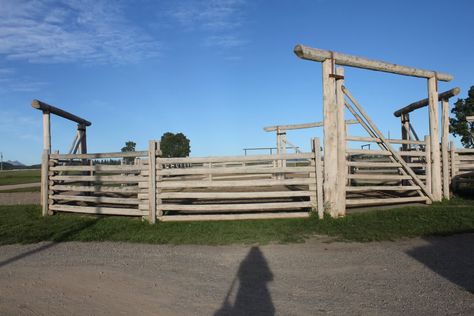 Heartland round pin...but I may build one like this when I get a farm :) Corral Ideas, Paddock Trail, Horse Corral, Dream Horse Barns, Horse Fencing, Fencing Ideas, Round Pen, Future Farms, Building A Fence