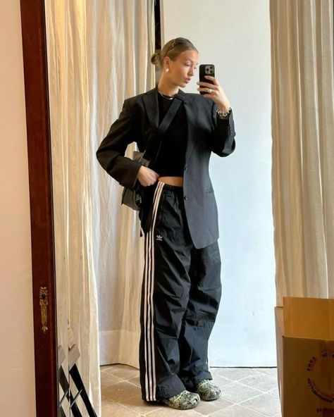 Oversized Black Pants Outfit, Baggy Adidas Pants Outfit, Adidas Pants Outfit Winter, Black Adidas Pants Outfits, Baggy Joggers Outfit, Black Adidas Outfit, Adidas Shorts Outfit, Styling Joggers, Adidas Track Pants Outfit