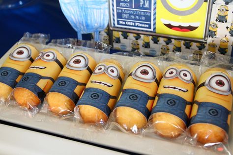 Twinkies dressed up as Minions at a Despicable Me birthday party!  See more party ideas at CatchMyParty.com! Despicable Me Birthday Party, Minion Baby Shower, Despicable Me Birthday, Minion Craft, Diy Minions, Despicable Me Party, Minion Theme, Minion Cupcakes, Minion Birthday Party