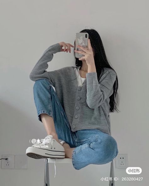 Converse Outfit Korean, White Cardigan Outfit Aesthetic, Low Top Converse Outfit, Cropped Cardigan Outfit, White Cardigan Outfit, Cardigan Outfit Aesthetic, White Converse Outfits, Casual White Sneakers, Cardigan Jeans