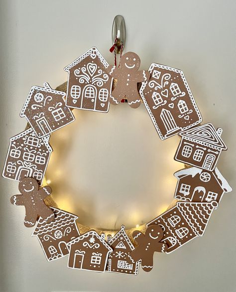 Cardboard Christmas Decorations, Christmas Decorations Crafts, Cardboard Gingerbread House, Gingerbread Wreath, Cardboard Christmas, Gingerbread Diy, Gingerbread Christmas Decor, Gingerbread Village, Minimalist Christmas Tree