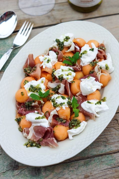 Melone und Parmaschinken mit Burrata und Minzpesto Italian Appetizers Easy, Summer Appetizers Easy, Melon Salad, Dinner Party Summer, Italian Appetizers, Summer Appetizer, Italian Salad, Italian Dinner, Thanksgiving Appetizers