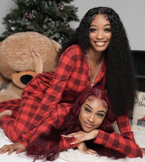 Photoshoot Ideas For Best Friends Black Christmas, Friendsmas Photoshoot, Friendship Christmas Pictures, Bsf Christmas Pictures, Christmas Photoshoot Best Friends, Best Friends Christmas Photoshoot, Christmas Sister Photoshoot, Christmas Bestie Photoshoot, Christmas Photoshoot Best Friends Black