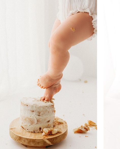 Minimalist Cake Smash, Kids Photographer, Smash Photoshoot, Baby Birthday Photoshoot, Baby Cake Smash, 1st Birthday Pictures, 1st Birthday Photoshoot, Baby Birthday Themes, 1st Birthday Cake Smash