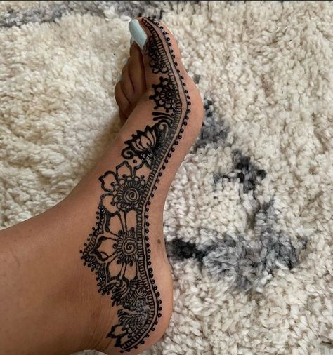 Henna Feet Tattoos, Nigerian Henna Designs, Henna Feet Designs Simple, Hinna Styles, Henna Tattoo Designs Foot, Somali Henna Designs, Feet Henna Designs Simple, Henna On Foot, Henna Designs Foot