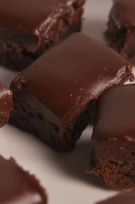 Guinness Brownies vertical Guiness Brownies, Easy Irish Desserts, Guinness Brownies, Guinness Recipes, Chocolate Sheet Cake Recipe, Irish Desserts, Bar Desserts, Diy Foods, Irish Cooking