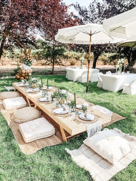 Pallet Picnic Setup Ideas, Picnic Garden Party, Picnic Engagement Party, Popup Picnic, Engagement Party Picnic, High Tea Picnic, Engagement Picnic, Garden Engagement Party, Bday Brunch