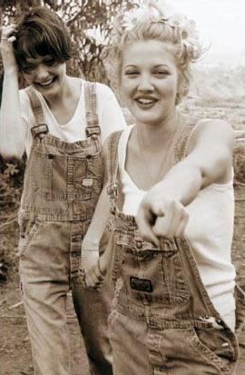 with friend Justine in an outtake from Sky magazine - July 1994 Drew Barrymore 90s, 90s Style Icons, Grunge Style Outfits, 1990 Style, Neo Grunge, Overalls Denim, Look Grunge, Tokyo Street Fashion, Fashion 90s