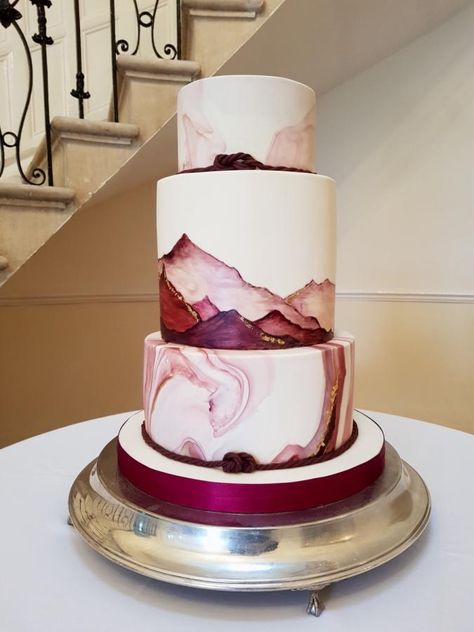 Burgundy mountains by hscakedesign - http://cakesdecor.com/cakes/295767-burgundy-mountains Wedding Cakes Wine Color, Simple 3 Tier Cake, Burgundy And Gold Cake, Wedding Cakes Burgundy, Burgundy Cake, Wedding Cakes Maroon, Painted Mountains, Burgundy Marble, Hand Painted Wedding Cake