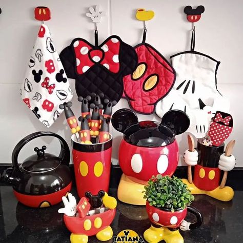 Disney Themed Rooms, Mickey Decorations, Friends Cafe, Mickey Mouse Kitchen, Mickey Mouse Outfit, Disney Lifestyle, Mickey Mouse Pictures, Mickey Mouse Art, Themed Kitchen