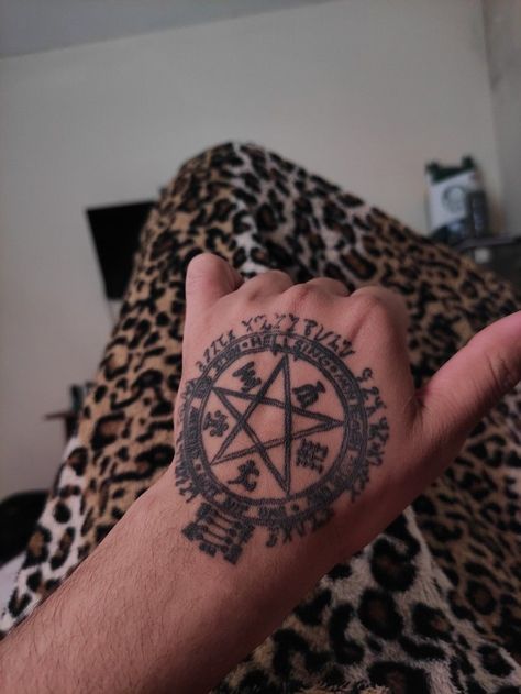 Alucard Hand Tattoo, Hellsing Hand Tattoo, Hellsing Tattoo Design, Hellsing Tattoo Ideas, Hellsing Tattoo, Alucard Dracula, Dracula Tattoo, Traditional Viking Tattoos, Pentagram Tattoo