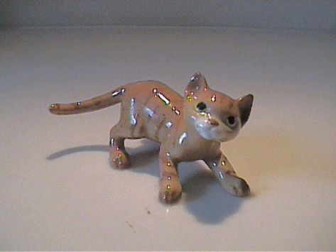 Vintage miniature hagen renaker papa orange tabby kitty cat in very good condition.   no chips or breaks.      1 1/2" tall by 2 1/2" wide  rare & very hard to find! cat you received might be slightly different in color. Vintage Cat Figurines, Hagen Renaker, Miniature Pottery, Collectible China, Porcelain Animal, Cat Figurines, Siamese Kittens, Crochet Cow, Halloween Displays