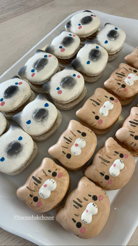 White cat with black ear and snout features and blue eyes macaron. Brown cat with stripe features macaron. Black Cat Macarons, Cat Themed Baked Goods, Cat Themed Treats, Cat Inspired Food, Cat Theme Food, Cat Themed Desserts, Cat Pastries, Cat Themed Food, Okinawa Milk Tea