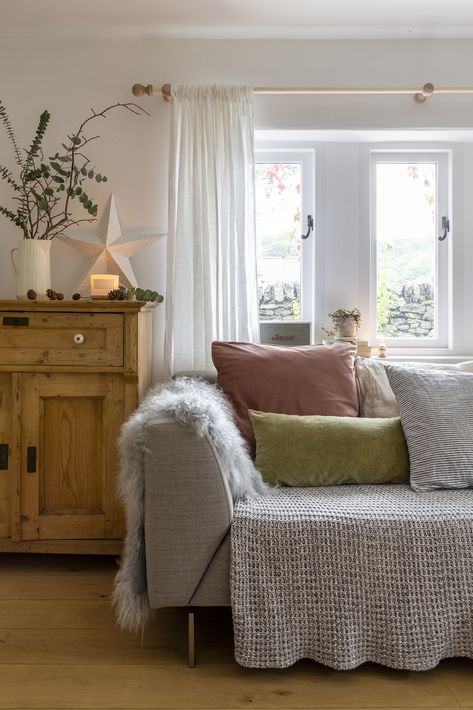 These shabby chic living rooms show how the new take on the vintage look is done | Real Homes Room Ideas Closet, Backyard Farmhouse, Scandi Cottage, Heart Room, Gray Cottage, Vintage Country Cottage, Mom Home Decor, Scandi Living Room, Country Cottage Interiors