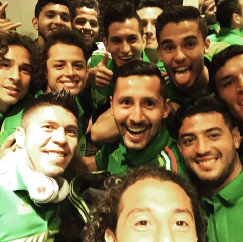 Mexico National Team, Mexico Soccer, My Fantasy World, Club America, Soccer Boys, Selfie Time, Soccer Team, Fantasy World, Soccer Players