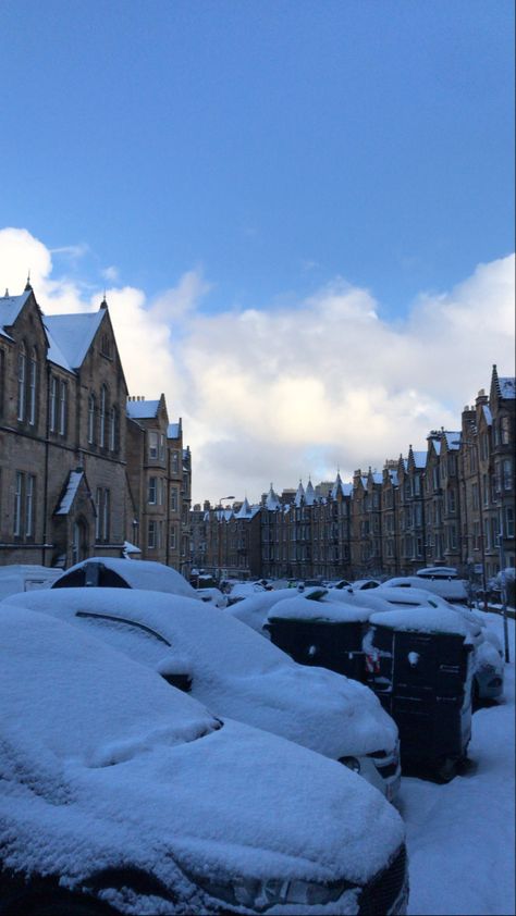 Snowy Scotland, Scotland Snow, Edinburgh Winter, Edinburgh Street, Scotland Christmas, Scotland Winter, Scotland Aesthetic, Edinburgh Christmas, Edinburgh Travel