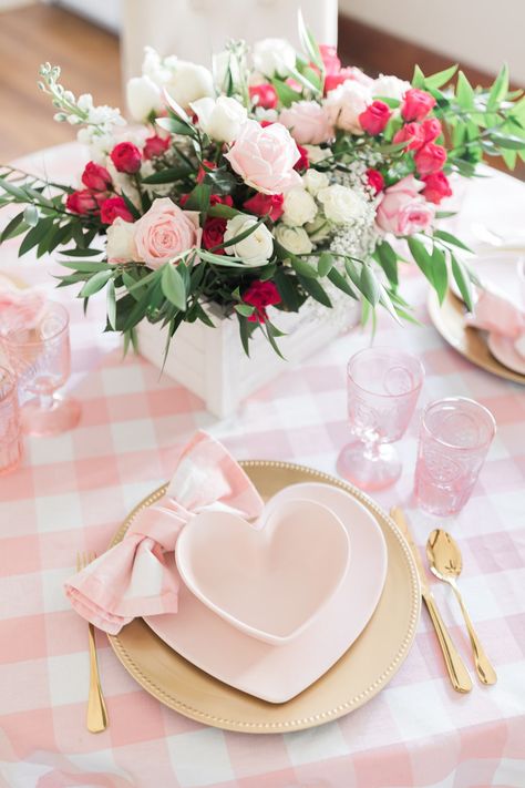 Pink valentine's day table decor by blogger Stephanie Ziajka on Diary of a Debutante Centerpiece Tutorial, Valentine Day Table Decorations, Brunch Tablescape, Valentine Tablescape, Galentines Day Ideas, Valentine Table Decorations, Beautiful Tablescapes, Galentines Party, Spring Centerpiece