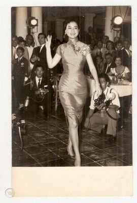 1960'S Yeh Fung In Cheongsam Shaw's Brothers Hong Kong Real Photo | #422374910 1960s Hong Kong, Vintage Asian Women, Vintage Asian Fashion, History Of Hong Kong, Outrageous Fashion, Hong Kong Fashion, Qi Pao, British Hong Kong, Old Shanghai