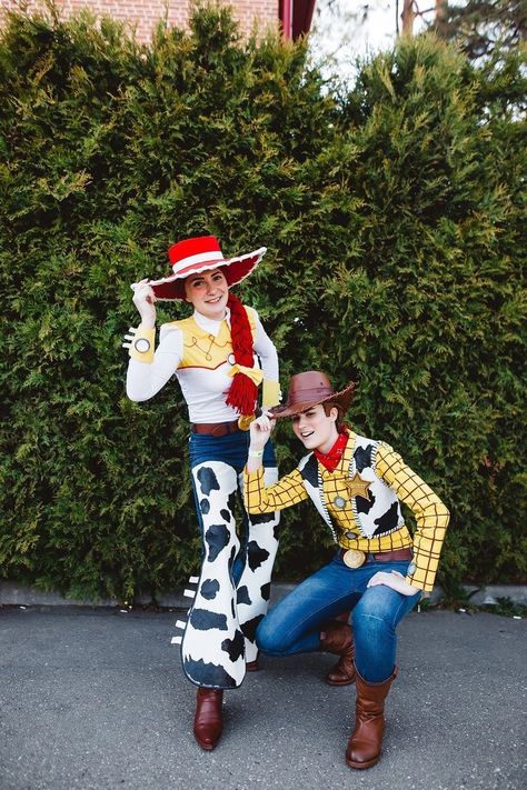 22 Iconic Halloween Costumes For Couples – SeasonOverload Iconic Movie Couples, Woody Cosplay, Woody And Jessie Costumes, Woody Toy Story Costume, Toy Story Cosplay, Fantasias Toy Story, Jessie Cosplay, Jessie Halloween Costume, Jessie Halloween