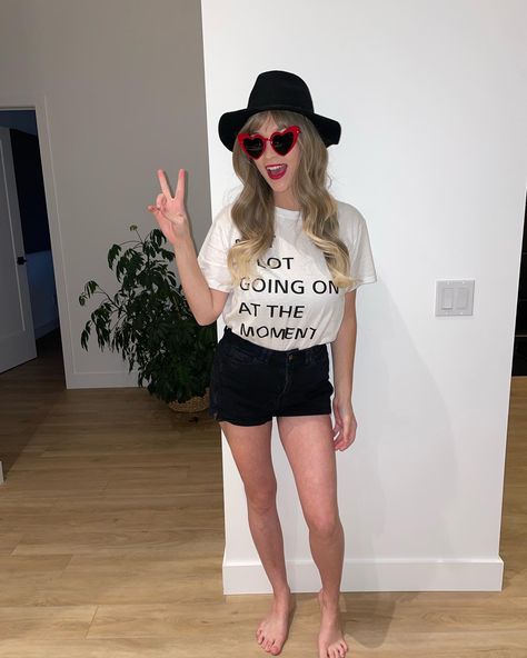 Taylor Swift Costumes For 2, 22 Taylor Swift Halloween Costume, Dress Up Like Taylor Swift, 22 Costume Taylor Swift, I Dont Know About You But Im Feeling 22, Eras Tour Duo Costumes, Duo Taylor Swift Costumes, Fantasia Taylor Swift, Easy Taylor Swift Costume