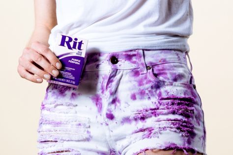 Ice Dyed Shorts Powder Dye, Dye Jeans, Faded Black Jeans, Diy Cut Shirts, Rit Dye, Diy Shorts, Shibori Dye, How To Tie Dye, Tie Dye Shorts