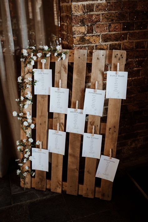 Wooden Table Decor Wedding, Rustic Wedding Table Plan, Diy Wedding Table Plan, Pallet Seating Chart Wedding, Pallet Table Plan, Wedding Pallet Ideas, Seating Plan Wedding Rustic, Wooden Pallet Wedding, Pallet Wedding Decor