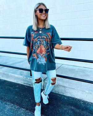 Oversized Band Tee Outfits, Vintage Tee Outfit, Band Tee Style, Band Tee Outfits, Oversized Band Tee, Outfit Bar, Oversize Tshirt Outfits, Diy Fashion Trends, Summery Outfits