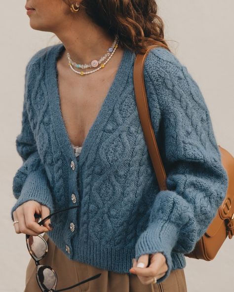 Cropped Chunky Cardigan, Blue Cardigan Outfit Winter, Vintage Cardigan Pattern, Blue Cardigan Outfit, Crochet Sweater Coat, Knit Cardigan Outfit, Blue Knit Cardigan, Crochet Sweater Design, Crochet Sweater Dress