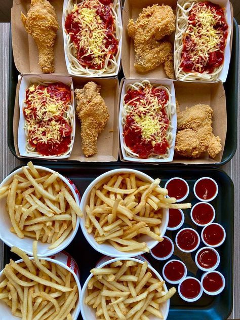 Jollibee Food, Food Cart Design, Food Truck Design, Healthy Groceries, Food Drinks Dessert, Buffet Food, Food Goals, Food Platters, Food Obsession