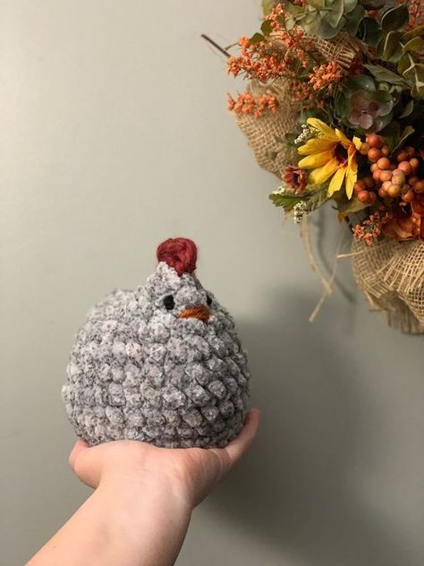 Oak And Marlow, Crochet Mabel Chicken, How To Crochet A Chicken, Male Crochet Gifts, Mabel Chicken Pattern Free, Chicken Amigurumi Free Pattern, Crochet Hen Pattern Free, Free Chicken Crochet Pattern, Chicken Crochet Pattern Free