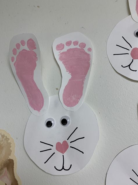 Bunny Feet Craft, Daycare Job, Easter Classroom Decorations, Easter Bunny Craft, Easter Classroom, Toddler Projects, Babysitting Crafts, Waldorf Montessori, Easter Crafts For Toddlers