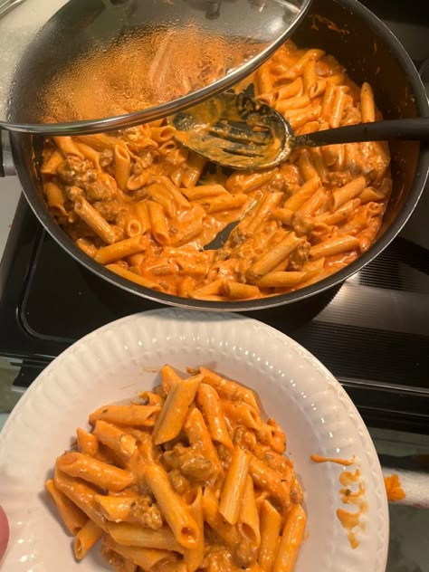 Ingredients: - noodles - cresm cheese - sweet sausage 1 lbs - traditional pasta sauce Fry sausage. Add jar of sauce & block of cream cheese (I cut it into 8 squares so it melts easily) stir until cream melted, simmer sauce, add to pasta! Very easy and sooo delicious!!!! Pasta Pics, Traditional Pasta, Pasta With Sausage, Block Of Cheese, Healthy Food Dishes, Food Babe, Food Therapy, Yummy Comfort Food, Food Videos Cooking