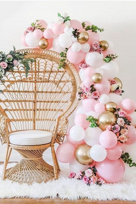 Top tips and etiquette for hosting a baby shower. #hostingbabyshower Baby Shower Arch Backdrop, Baby Shower Arch, Bridal Shower Chair, Baby Shower Etiquette, Shower Arch, Chiara Backdrop, Baby Shower Girl Diy, Girl Shower Themes, Peacock Chair