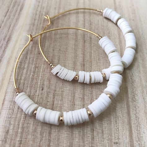 Diy Heishi Bead Hoop Earrings, Polymer Clay Beaded Hoop Earrings, Clay Bead Earing Ideas, Clay Bead Earrings Ideas, Clay Bead Jewelry Ideas, Heishi Earrings, Heishi Jewelry, Make Clay Beads, Bracelet Inspo