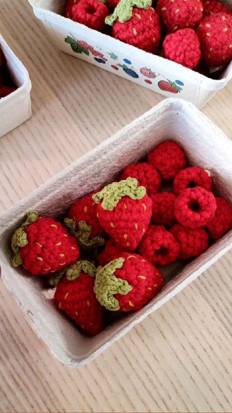 Crochet Strawberries, Strawberries And Raspberries, Hantverk Diy, Food Grocery, Crochet Strawberry, Crochet Food, Beginner Crochet Projects, Fun Crochet, Felt Food