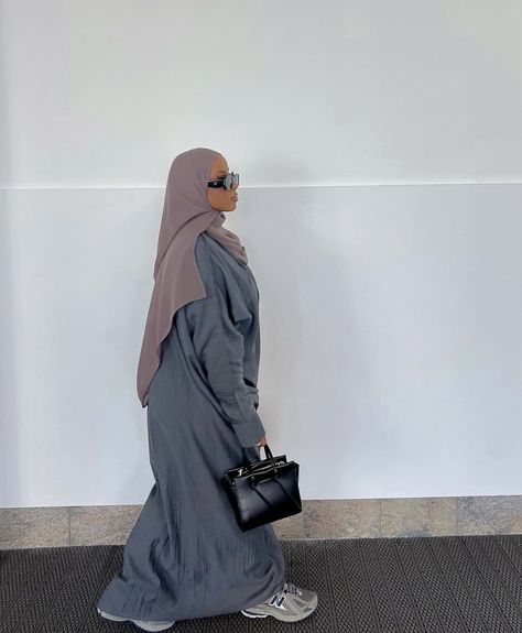 Hijabi Fashion Summer, Basket New Balance, Abaya Outfit, Hijabista Fashion, Street Hijab Fashion, Modern Hijab Fashion, Mode Turban, Modest Fashion Hijab, Muslim Women Fashion