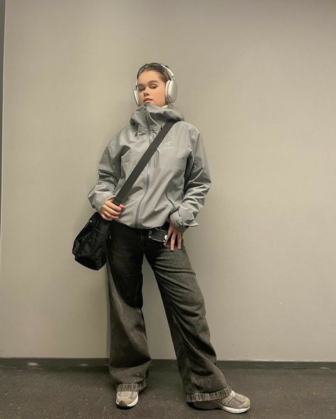 Styling A Windbreaker, Grey Windbreaker Outfit, Arcteryx Outfit Street Styles, Goretex Outfit, Arcteryx Outfit, Arcteryx Women, Windbreaker Outfit, Airpods Max, Fashion Aesthetics