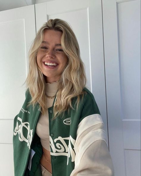 Hannah Bellinger, Winter Hair Trends, Winter Hair, Hair Trends, Blonde Hair, The Story, Blonde, Green, Hair