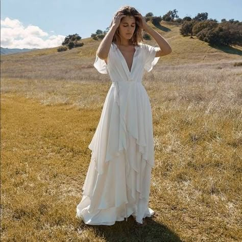 Modest Bride Dress, Boho Dress Wedding, Elegant Dress Design, Wedding Dress Uk, Vintage Bridal Gown, Wedding Dress Tulle Lace, Cap Sleeves Dress, Simple Wedding Dress Short, Wedding Dress Rustic