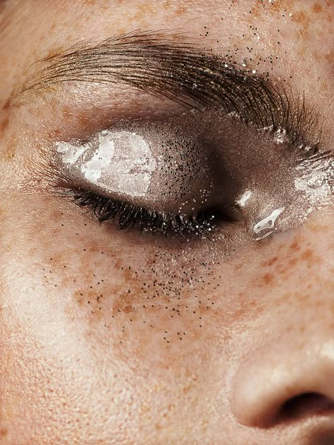 Close Up Eye Makeup, Metallic Editorial, Wet Makeup Look, Glazed Makeup, Close Up Makeup, Face Freckles, Texture Makeup, Wet Makeup, Make Up Gold