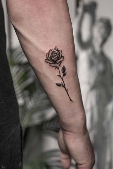 Small Rose Wrist Tattoo, Tattoo Male, Rose Tattoo Forearm, Rose Tattoo On Arm, Tatuagem Masculina Pequena, Rose Tattoos For Men, Small Rose Tattoo, Cool Wrist Tattoos, Small Forearm Tattoos