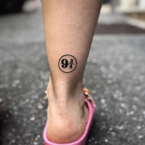 Platform 9 3/4 9 3/4 Tattoo, Deadly Hallows, Tiny Harry Potter Tattoos, Harry Potter Tattoo Ideas, Minimalist Tattoo Meaning, Tattoo Behind Ear, Hp Tattoo, Potter Tattoo, Typography Tattoo