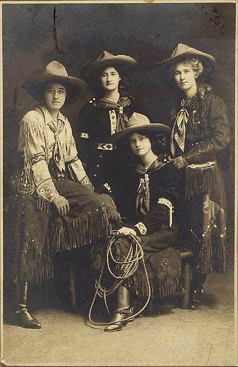 vintage everyday: Girls of Western United States in the early 20th Century: The Real Cowgirls of American West Spinning Pictures, Dutch Costume, Real Cowgirl, Wilde Westen, Cowboy Girl, Cowboys And Indians, Vintage Cowgirl, Spinning Wheel, American West