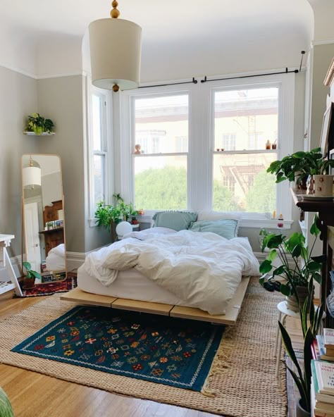 This shared San Francisco apartment has a huge bay window, black and white tiled kitchen flooring, three fireplaces, and stained glass windows. It can best be described as a colorful, maximalist urban jungle. #maxmalist #rentalhomedecorating #renterfriendlyhacks #bedroomdecor #bedroomideas #bedrooms #boho #bohobedroom Zimmer Diy, Interior Drawing, Shelves Decor, Apartment Decoration, Decor Plants, Decor Quotes, Red Decor, Aesthetic Rooms, Decor Luxury