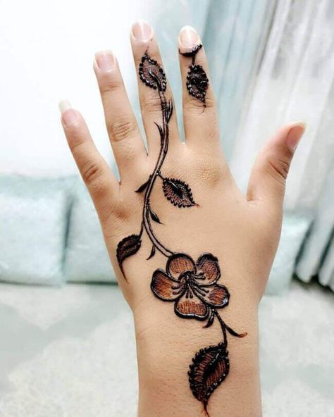 Mahindi Desine Simple, Simple Mehandi Desine, Hena Tato, Henna Arabic, Henna Art Designs, Modern Henna Designs, Simple Henna Tattoo, Beginner Henna Designs, Design Henna