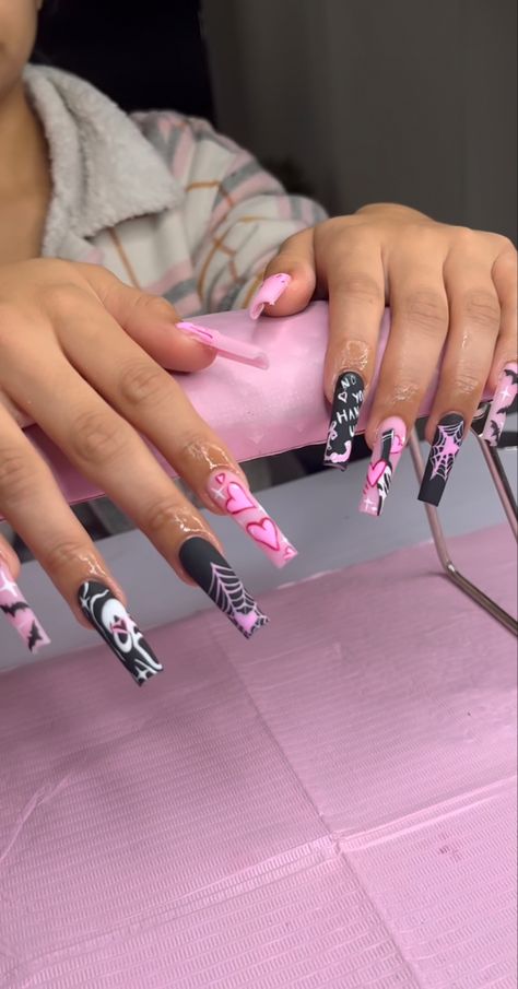 Pink Ghost Face Nails, Scream Face Nails, Pink Ghostface Nails, Black And Pink Halloween Nails, Pink Scream Nails, Pink And Black Halloween Nails, Baddie Halloween Nails, Scream Halloween Nails, Oct Nails