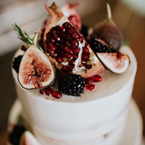 Fresh fruit, semi- naked wedding cake. Pomegranate, fig, blackberry, rosemary. New York City Wedding Cake Figs, Pomegranate Wedding, Wedding Cake Recipe, Cake Pricing, Fall Wedding Cakes, Simple Wedding Cake, Cake Trends, Wedding Topper