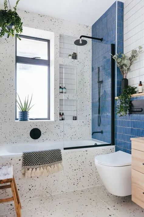 Bathroom Terrazzo, Terrazzo Bathroom, Beautiful Small Bathrooms, Tiled Bathroom, Casa Hobbit, Bathroom Accent Wall, Bathroom Design Trends, Bad Inspiration, Bathroom Inspiration Decor